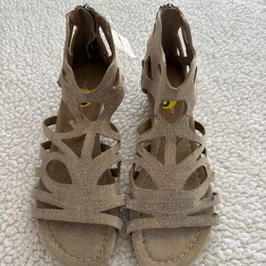 DONALD J. PLINER Wedge Strappy Sandals Beige w/metallic finish. Sz 9. Back Zip.